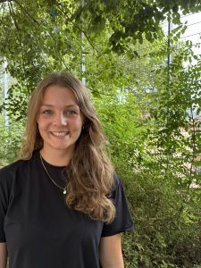 Frau Marina Kortbusch unterrichtet die 3b.
