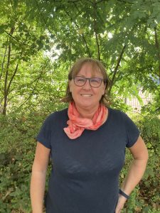 Frau Andrea Jung unterrichtet die 4b.